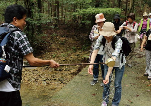 川の冷たい水を長いひしゃくですくい腕にかけて「冷たくさらさら」